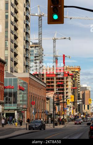 Ottawa, Kanada - 5. November 2022: Rideau Street im Zentrum von Ottawa, Kanada. Stadtbild mit Baustellen, Kränen, Verkehr und Wanderern. Stockfoto