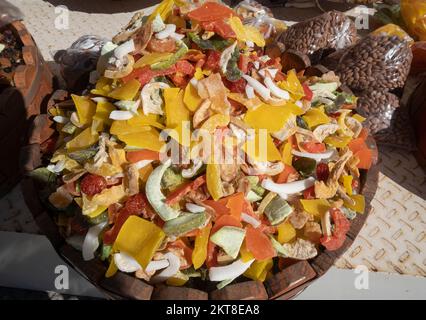 Türkische Nüsse und Früchte auf einem großen Teller. Türkischer Genuss mit verschiedenen Füllungen. Truthahn Stockfoto