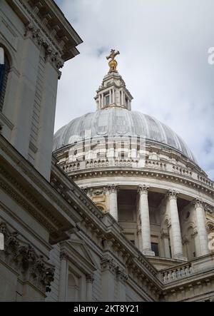 Blick auf den Dom von Saint Pauls Cathedral, London, Großbritannien Stockfoto