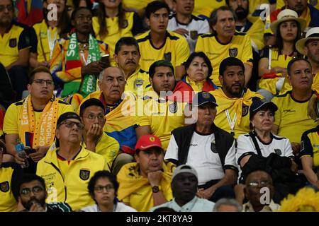 Doha, Catar. 29.. November 2022. Ecuador-Fans während eines Spiels zwischen Ecuador und Senegal, das für die Gruppenphase der Weltmeisterschaft gilt und im Khalifa International Stadium in Doha, Katar, stattfindet. Kredit: Richard Callis/FotoArena/Alamy Live News Stockfoto