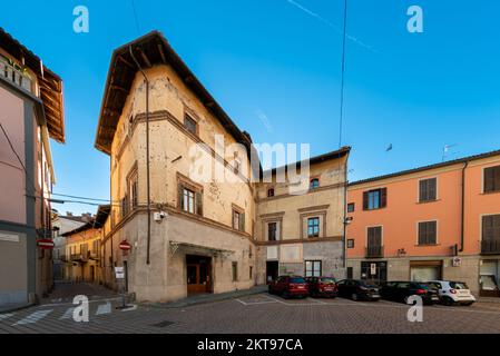 Carmagnola, Turin, Italien - 05. November 2022: Casa Cavassa (Cavassa-Haus aus dem 15.. Jahrhundert) Sitz der Francesco Bussone Mutual Aid Society OperAria in V Stockfoto