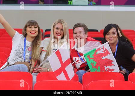 Ar Rayyan, Katar. 29.. November 2022. Fans von England und Wales vor dem FIFA World Cup Qatar 2022 Group B Match zwischen Wales und England am 29. November 2022 im Ahmad bin Ali Stadium, Ar-Rayyan, Katar. Foto von Peter Dovgan. Nur redaktionelle Verwendung, Lizenz für kommerzielle Verwendung erforderlich. Keine Verwendung bei Wetten, Spielen oder Veröffentlichungen von Clubs/Ligen/Spielern. Kredit: UK Sports Pics Ltd/Alamy Live News Stockfoto