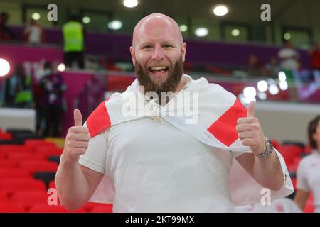 Ar Rayyan, Katar. 29.. November 2022. Englischer Fan vor dem FIFA-Weltmeisterschaftsspiel Katar 2022 Gruppe B zwischen Wales und England am 29. November 2022 im Ahmad bin Ali Stadium, Ar-Rayyan, Katar. Foto von Peter Dovgan. Nur redaktionelle Verwendung, Lizenz für kommerzielle Verwendung erforderlich. Keine Verwendung bei Wetten, Spielen oder Veröffentlichungen von Clubs/Ligen/Spielern. Kredit: UK Sports Pics Ltd/Alamy Live News Stockfoto