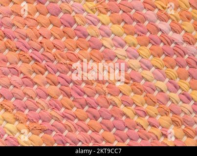 Nahaufnahme handgewebter Teppiche in warmen und leuchtenden Pastelltönen, einfarbig. Stockfoto