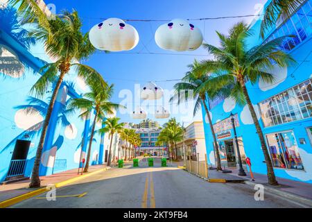 Espanola Way mit Clouds Art Installation, Washington Avenue, South Miami Beach, Florida Nordamerika, USA Stockfoto