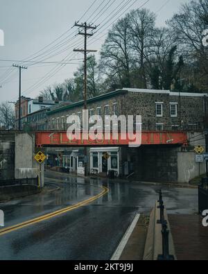 Zugbrücke über die Main Street an einem regnerischen Morgen, Ellicott City, Maryland Stockfoto