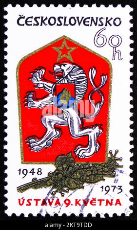 MOSKAU, RUSSLAND - 29. OKTOBER 2022: Briefmarken gedruckt in der Tschechoslowakei zeigt 25.. Jahrestag des 9.. Mai Verfassung, Serie, um 1973 Stockfoto