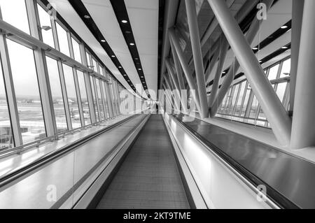 Innenansicht der Fußgängerbrücke am Flughafen London Gatwick, Gatwick, Crawley, West Sussex, England, UK Stockfoto