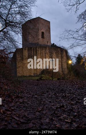 Wolfstein, Deutschland - 8. Januar 2021: Lampe neben dem Schloss Neuwolfstein an einem Winterabend in der Gemany. Stockfoto