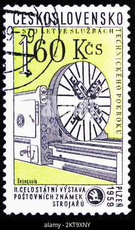 MOSKAU, RUSSLAND - 29. OKTOBER 2022: In der Tschechoslowakei gedruckte Briefmarken zeigen 100 Jahre SKODA-Fabrik Pilsen, Pilsen Centennary Serie, um 1959 Stockfoto