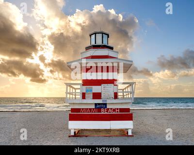 Lifeguard House, Sonnenaufgang, Cloudu South Beach, Miami Beach Miami, Florida, USA Stockfoto