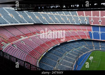 Blick auf die Sitzgelegenheiten und Terrassen im Fußballstadion Nou Camp, Heimstadion des FC Barcelona, C. d'Aristides Maillol, Barcelona, Spanien, EU Stockfoto