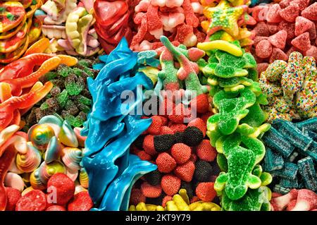 Auswahl an gemischten bunten Süßigkeiten für Kinder zum Verkauf an einem Marktstand. Stockfoto