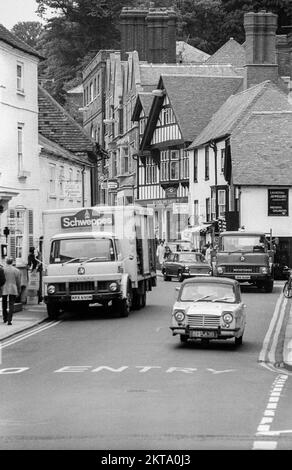 1976 Schwarzweiß-Archivfoto des Verkehrs in der High Street of Arundel, West Sussex. Stockfoto