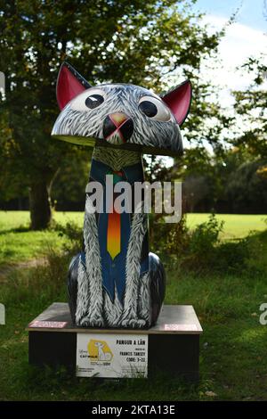 Eine Katzenstatue im Kilkenny Castle Park Stockfoto