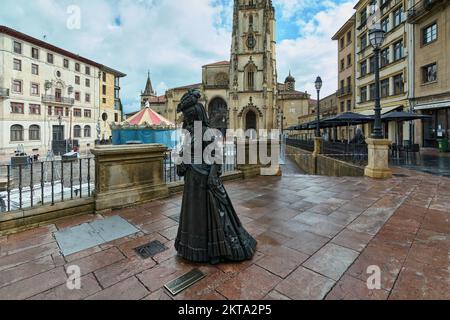 Oviedo, Spanien - Oktober 2022: Platz Alfonso II mit der Kathedrale von Oviedo im Hintergrund und der Skulptur von La Regenta im Vordergrund auf A. Stockfoto