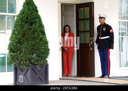 Washington, Vereinigte Staaten. 29.. November 2022. Die Sprecherin des Repräsentantenhauses der Vereinigten Staaten, Nancy Pelosi (Demokrat von Kalifornien), spricht nach einem Treffen mit US-Präsident Joe Biden und parteiübergreifenden Kongressführern im Weißen Haus in Washington, DC am 29. November 2022, vor den Medienvertretern. Kredit: Yuri Gripas/Pool über CNP/dpa/Alamy Live News Stockfoto