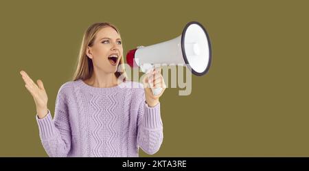 Schöne junge Frau, die Lautsprecher benutzt, kündigt Sonderangebot, Einkaufszeit, Protest oder Treffen an. Stockfoto