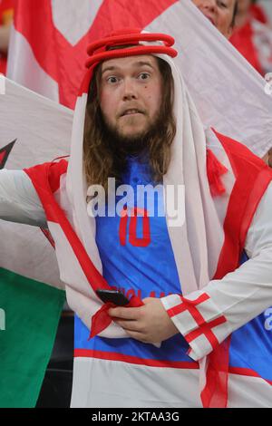 Ar Rayyan, Katar. 29.. November 2022. England-Fan vor dem FIFA-Weltmeisterschaftsspiel Katar 2022 Gruppe B zwischen Wales und England am 29. November 2022 im Ahmad bin Ali Stadium, Ar-Rayyan, Katar. Foto von Peter Dovgan. Nur redaktionelle Verwendung, Lizenz für kommerzielle Verwendung erforderlich. Keine Verwendung bei Wetten, Spielen oder Veröffentlichungen von Clubs/Ligen/Spielern. Kredit: UK Sports Pics Ltd/Alamy Live News Stockfoto