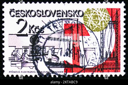 MOSKAU, RUSSLAND - 29. OKTOBER 2022: Poststempel gedruckt in der Tschechoslowakei zeigt Kernkraftwerk, Jaslovske Bohunice, Leistungen des Sozialisten Stockfoto