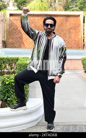 Neu-Delhi, Indien. 29.. November 2022. Bollywood-Schauspieler Ayushmann Khurrana posiert für Fotos während der Werbung für seinen bevorstehenden indischen Hindi-Actionfilm „Action Hero“ im Imperial Hotel. Kredit: SOPA Images Limited/Alamy Live News Stockfoto