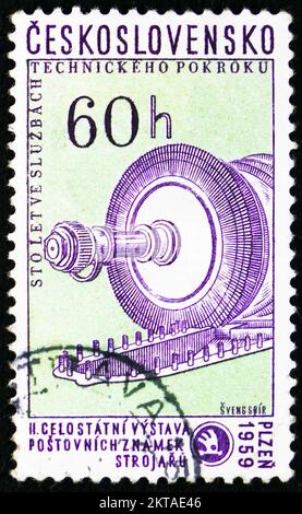 MOSKAU, RUSSLAND - 29. OKTOBER 2022: In der Tschechoslowakei gedruckte Briefmarken zeigen 100 Jahre SKODA-Fabrik Pilsen, Pilsen Centennary Serie, um 1959 Stockfoto