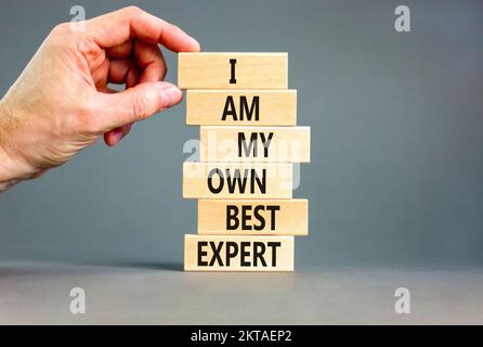 Ich bin mein eigenes bestes Expertensymbol. Concept Words Ich bin mein eigener bester Experte für Holzblöcke auf einem schönen grauen table grey background. Geschäftsmann Hand. Bu Stockfoto