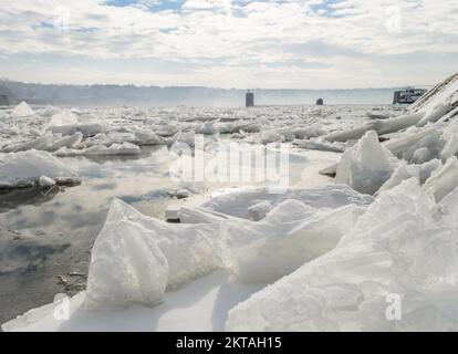 Gefrorene, schneebedeckte Ufer der Donau unterhalb der Festung Petrovaradin, Vojvodina, Novi Sad, Petrovaradin, Serbien. Stockfoto