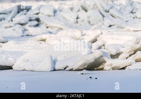 Gefrorene, schneebedeckte Ufer der Donau unterhalb der Festung Petrovaradin, Vojvodina, Novi Sad, Petrovaradin, Serbien. Stockfoto