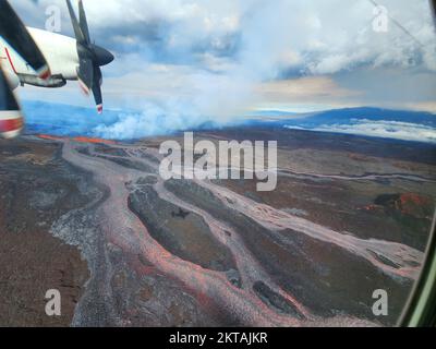 Mauna Loa, Hawaii, USA. 28.. November 2022. Luftfoto einer Fissur und Lavaströme in Mauna Loas Northeast Rift Zone gegen 9:30 Uhr HST am 28. November 2022. Die Fotoansicht ist im NW, mit Mauna Kea auf der rechten Seite des Bildes. Kredit: K. Lynn/USGS/ZUMA Press Wire Service/ZUMAPRESS.com/Alamy Live News Stockfoto