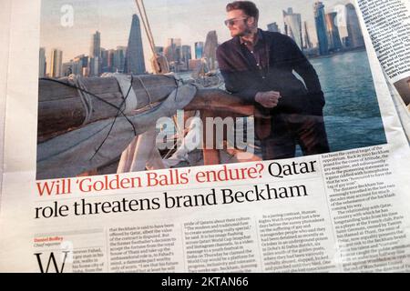 "Werden die goldenen Bälle bestehen?" Qatar Role bedroht Marke Beckham' Guardian Schlagzeile 2022 Weltmeisterschaft David Beckham am 19.. November London UK Stockfoto