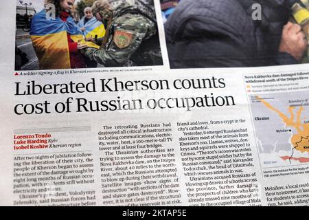 "Liberated Kherson zählt Kosten der russischen Besatzung" Schlagzeile der Guardian-Zeitung Ukraine Kriegsbefreiung Artikel 14 November 2022 London UK Stockfoto