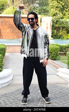 Neu-Delhi, Indien. 29.. November 2022. Bollywood-Schauspieler Ayushmann Khurrana posiert für Fotos während der Werbung für seinen bevorstehenden indischen Hindi-Actionfilm „Action Hero“ im Imperial Hotel. (Foto: Pradeep Gaur/SOPA Images/Sipa USA) Guthaben: SIPA USA/Alamy Live News Stockfoto