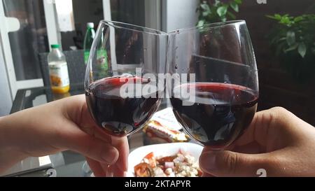 Toasten mit Rotwein Stockfoto