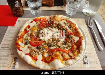 Pizza im Hafen von Paimpol Stockfoto