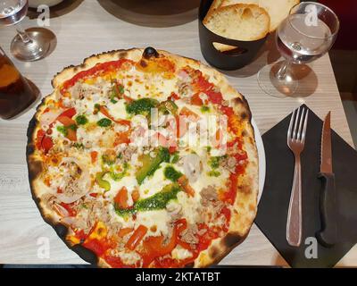 Pizza-Pause in Saint Malo Stockfoto