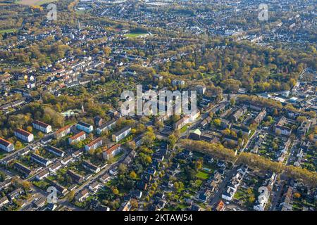 Luftaufnahme, Blick auf die Stadt Ückendorf, katholische Kirche St. Thomas Morus, Paul-Gerhardt-Kirche, Ückendorf, Gelsenkirchen, Ruhrgebiet, Nordrhein-Westfalen, Stockfoto