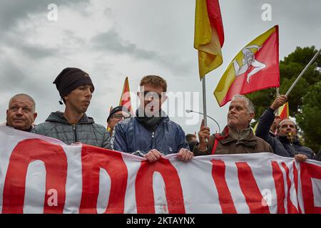 Palermo, Sizilien, Italien. 29.. November 2022. Hunderte von Menschen demonstrierten mit dem Slogan "sofortige Arbeit oder das Einkommen kann nicht angetastet werden" vom Zentrum Palermos bis zum Palazzo Orleans, dem Sitz der Präsidentschaft der sizilianischen Region. Das Einkommen der Bürger ist ein Sozialsystem, das im Januar 2019 in Italien geschaffen wurde. Die neue italienische Regierung von Giorgia Meloni beabsichtigt, sie abzuschaffen. (Kreditbild: © Victoria Herranz/ZUMA Press Wire) Stockfoto