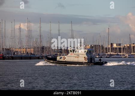 Grenzschutzschiff HMC Eagle im Hafen von Porstmouth. Sie ist eines von 8 Patrouillenschiffen, die von der Border Force betrieben werden. Ursprünglich für BP entwickelt. Stockfoto