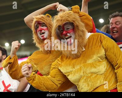 Al-Rayyan, Katar. 29.. November 2022. Fans Englands jubeln vor dem Spiel der Gruppe B zwischen Wales und England bei der FIFA-Weltmeisterschaft 2022 im Ahmad bin Ali Stadium in Al Rayyan, Katar, am 29. November 2022. Kredit: Han Yan/Xinhua/Alamy Live News Stockfoto