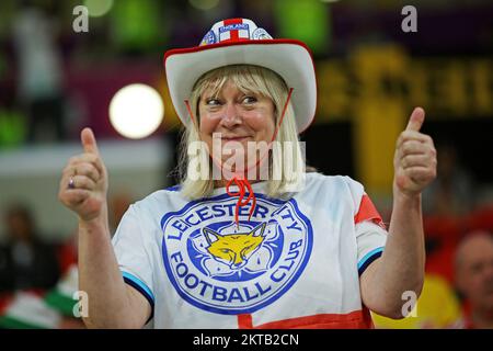 29.. November 2022; Ahmed bin Ali Stadium, Al Rayyan, Katar; FIFA Fußball-Weltmeisterschaft, Wales gegen England; Fan von England Stockfoto