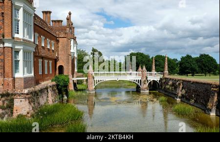 Sommerlandschaft mit Blick auf die Helmingham Hall und Maot, die Zugbrücke mit blauem Himmel Stockfoto