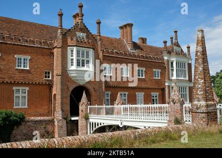 Sommerblick auf die Helmingham Hall mit Blick auf die Landschaft am blauen Himmel Stockfoto