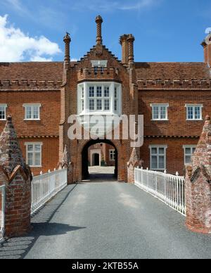 Sommerblick auf die Helmingham Hall über die Zugbrücke mit Blick auf das Porträt am blauen Himmel Stockfoto