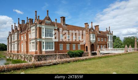 Sommerblick auf die Helmingham Hall mit Blick auf die Landschaft am blauen Himmel Stockfoto