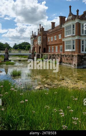 Sommerblick auf den Helmingham Hall Moat und die Zugbrücke mit Blick auf das Porträt am blauen Himmel Stockfoto