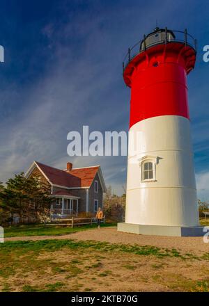 Ein Besucher besichtigt das Leuchtturmgelände des Nauset Light Leuchtturms auf Cap Cod, Massachusetts. Stockfoto