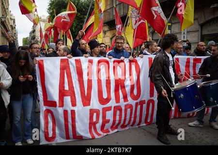 Palermo, Sizilien, Italien. 29.. November 2022. Hunderte von Menschen demonstrierten mit dem Slogan "sofortige Arbeit oder das Einkommen kann nicht angetastet werden" vom Zentrum Palermos bis zum Palazzo Orleans, dem Sitz der Präsidentschaft der sizilianischen Region. Das Einkommen der Bürger ist ein Sozialsystem, das im Januar 2019 in Italien geschaffen wurde. Die neue italienische Regierung von Giorgia Meloni beabsichtigt, sie abzuschaffen. (Kreditbild: © Victoria Herranz/ZUMA Press Wire) Stockfoto