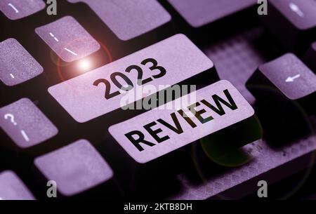 Konzeptionelle Bildunterschrift 2023 Rückblick, Wort für die Anzeige wichtiger Ereignisse oder Aktionen, die im Vorjahr durchgeführt wurden Stockfoto