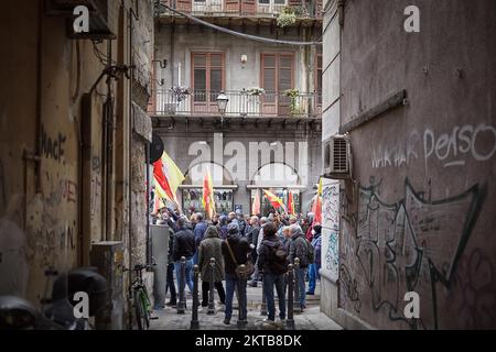 Palermo, Sizilien, Italien. 29.. November 2022. Hunderte von Menschen demonstrierten mit dem Slogan "sofortige Arbeit oder das Einkommen kann nicht angetastet werden" vom Zentrum Palermos bis zum Palazzo Orleans, dem Sitz der Präsidentschaft der sizilianischen Region. Das Einkommen der Bürger ist ein Sozialsystem, das im Januar 2019 in Italien geschaffen wurde. Die neue italienische Regierung von Giorgia Meloni beabsichtigt, sie abzuschaffen. (Kreditbild: © Victoria Herranz/ZUMA Press Wire) Stockfoto